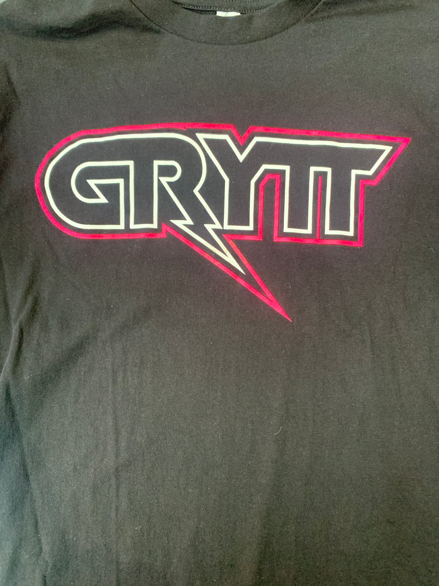 GRYTT PINK OUTLINE BLACK TEE