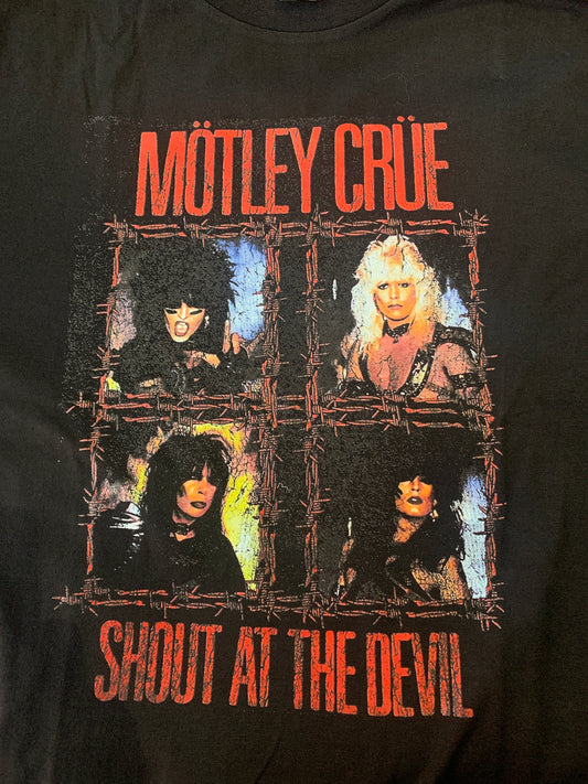 MOTLEY CRÜE SHOUT AT THE DEVIL DISTRESSED PRINT BLACK TEE